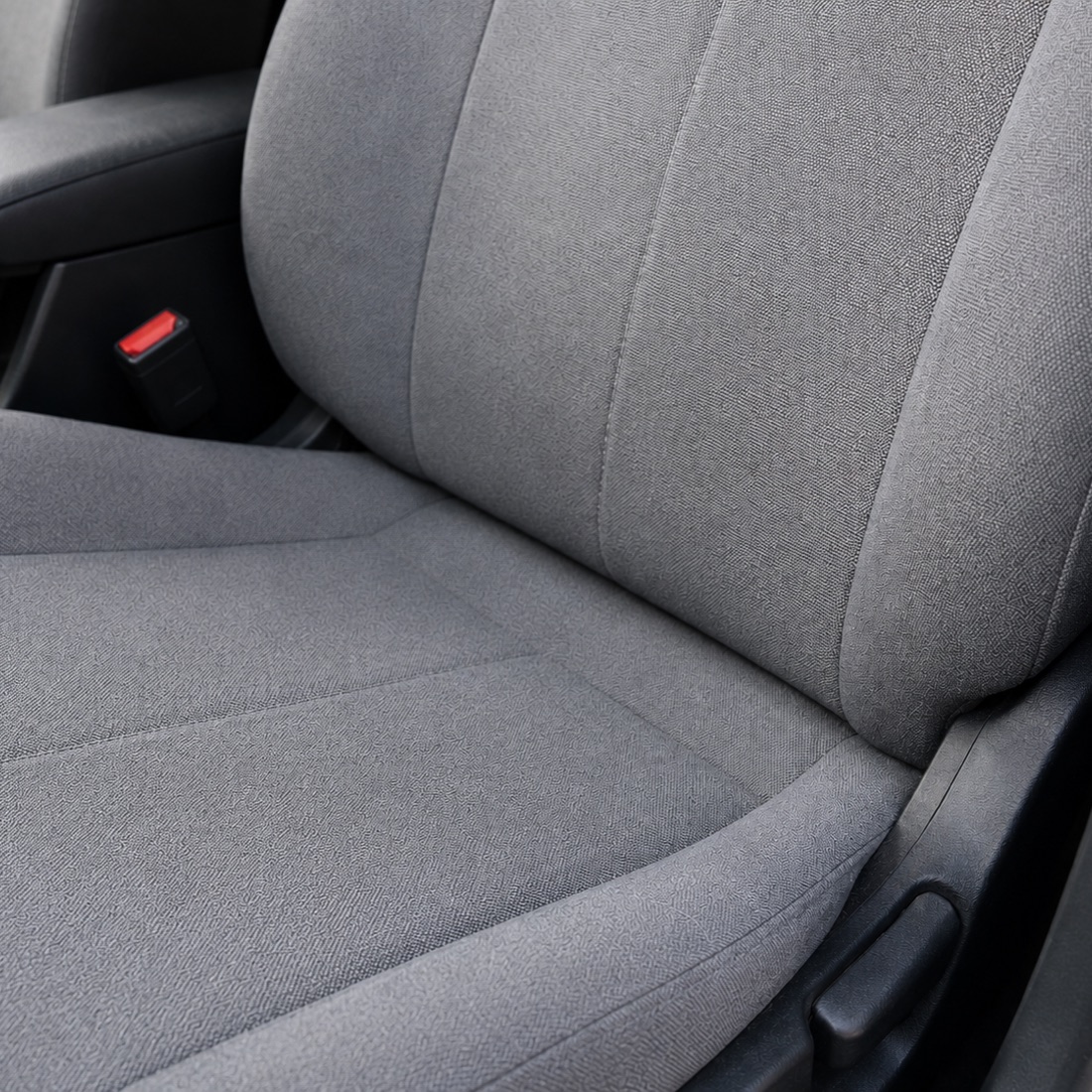 Isti avtomobilski sedež po globinskem ekstrakcijskem čiščenju - čist, brez madežev in dlak